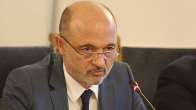 България трябва да купува ваксини срещу COVID 19 до 2025 г