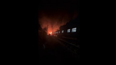 Пламъци са обхванали влакът София Варна сигнализират очевидци в социалните мрежи Продължава