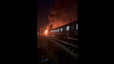 Горя влакът София-Варна, евакуираха пътниците, има пострадал машинист (видео)