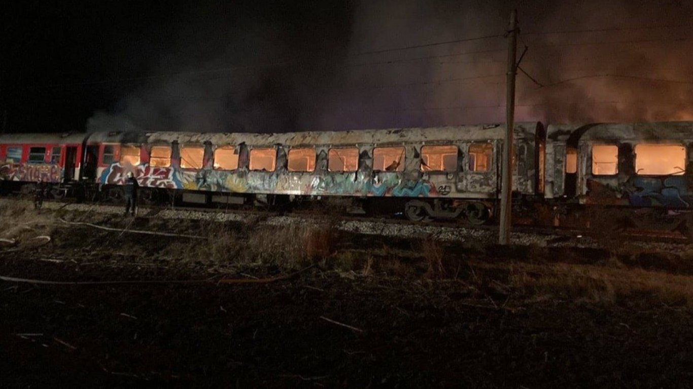 Пожарникар сред пътниците пръв натиснал ръчната спирачка на горящия влак и спасил хората