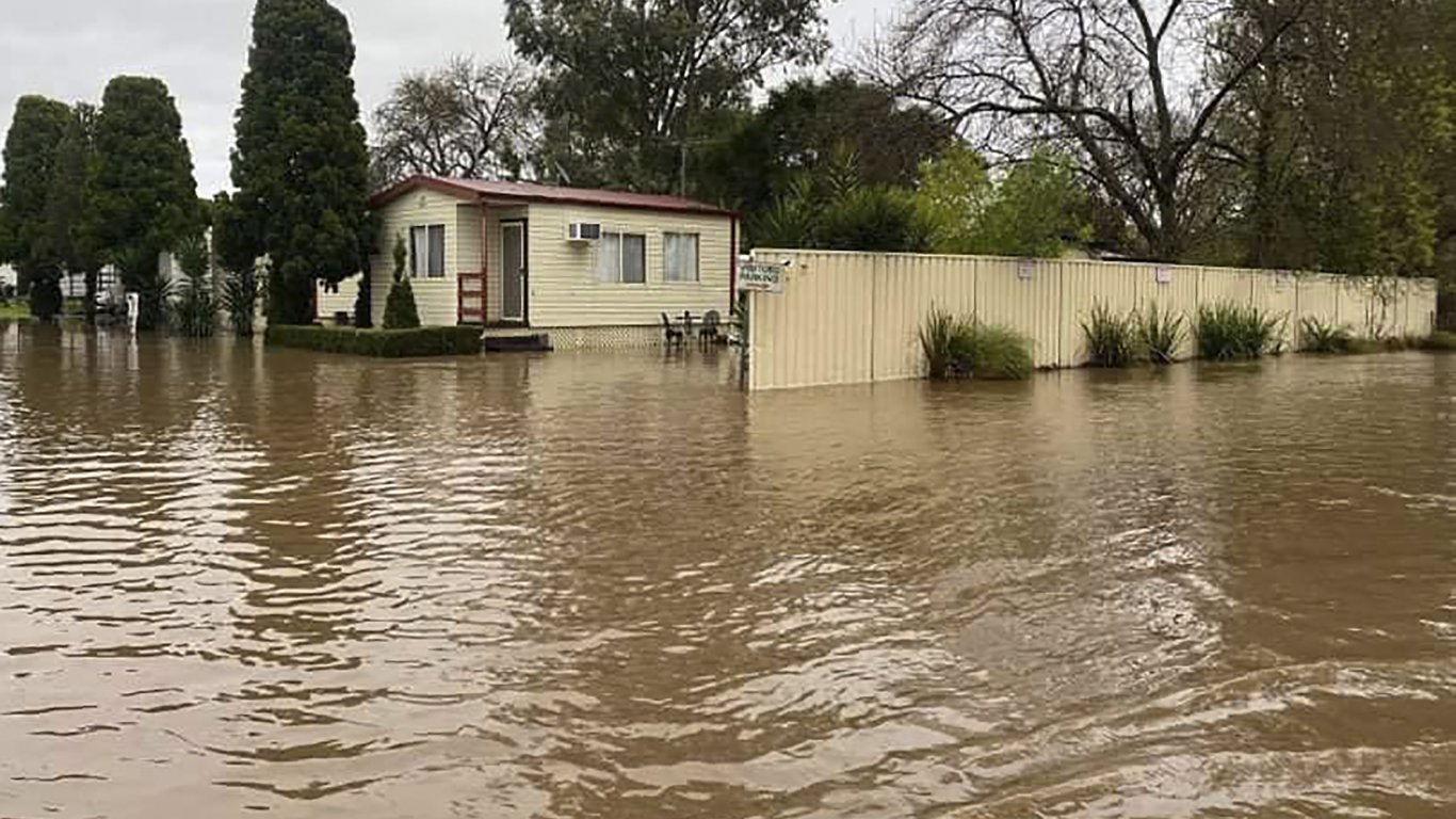 Масова евакуация на австралийци, изнасят се от домовете си заради наводнения (снимки/видео)