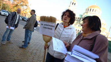 Граждани са се събрали и протестират пред парламента срещу връщането