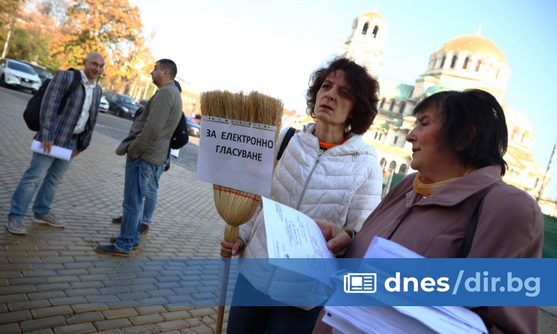 Граждани са се събрали и протестират пред парламента срещу връщането