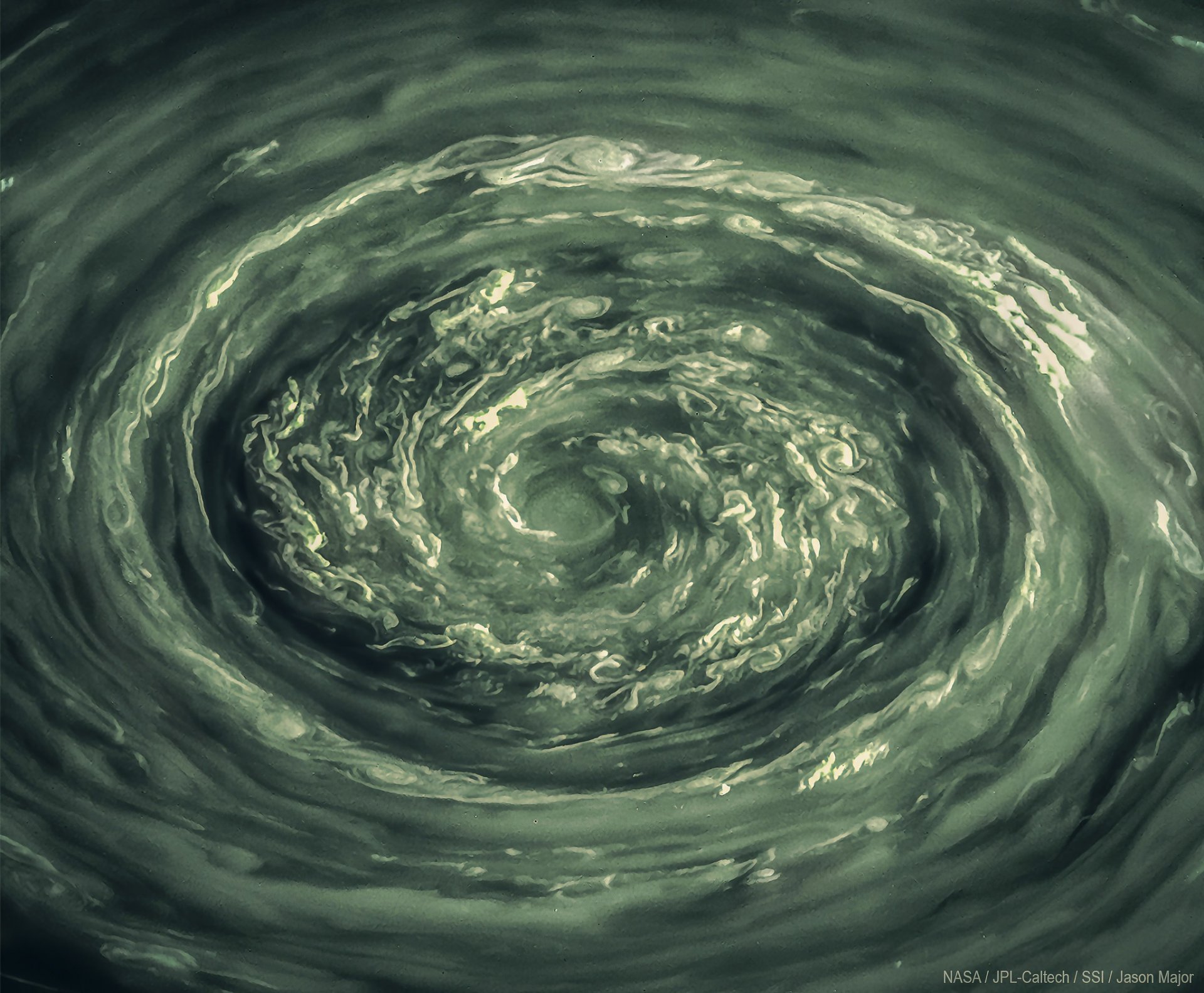 Бурята на Северния полюс на Сатурн е широка 32 000 километра, сърцевината (на снимката) й е 2 000 км
