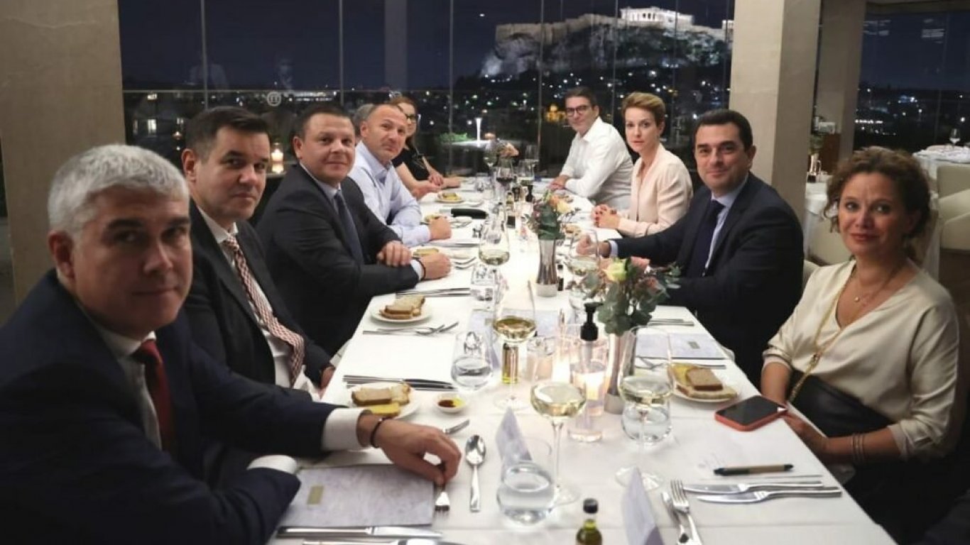 Tre bulgarske ministre - Nikola Stoyanov, Hristo Alexiev og Rosen Hristov, og direktørene for Bulgartransgaz og Bulgargaz er gjester hos den greske energiministeren Kostas Skrekas