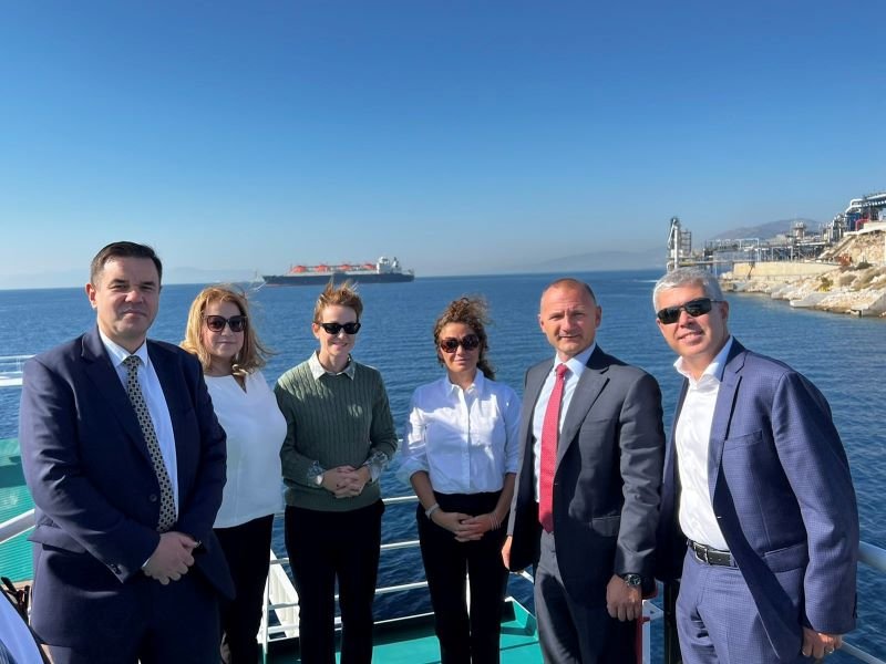 На 4 ноември министри и шефовете на Булгаргаз и Булгартрансгаз посрещнаха норвежки танкер с втечнен природен газ за България на терминала Ревиотуса в Гърция