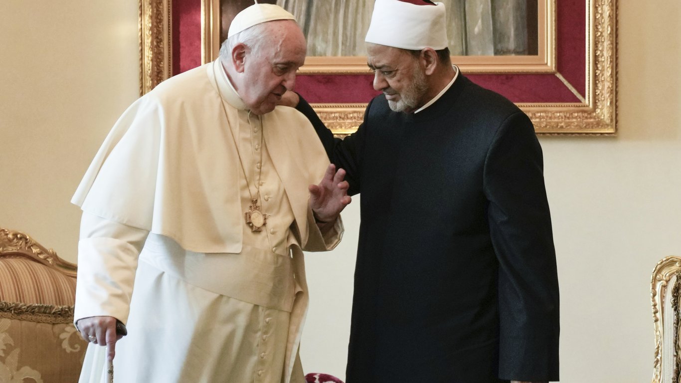 Папа Франциск разкритикува противопоставянето на Изтока и Запада и ги сравни с две морета