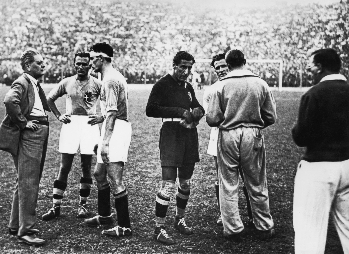1934-а, финал: Играчите на Италия слушат наставленията на треньора Виторио Поцо преди продълженията на срещу Чехословакия