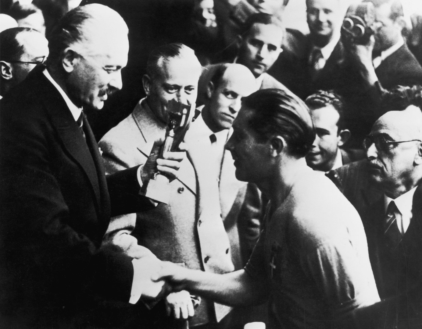 1938 г., капитанът Джузепе Меаца получава титлата