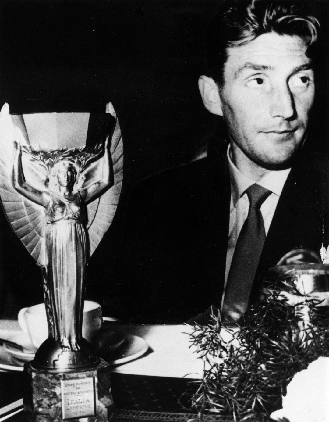 Но трофеят през 1954-а отива при германците, а Фриц Валтер е техният лидер