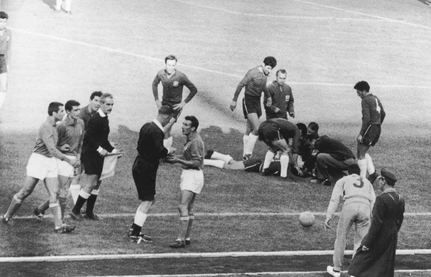 1962 г., Чили: Битката за Сантяго между домакините и Италия остава паметна - това е мач, в който футбол почти няма, но сблъсъците, сбиванията и грубостите са в изобилие