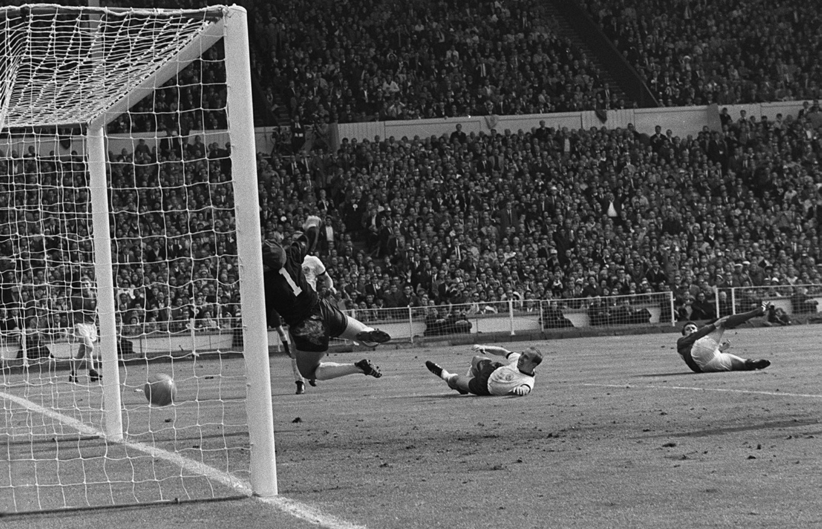 "Уембли", 1966 г. Ударът на Джеф Хърст, с който резултатът става 3:2 на финала между Англия и ФРГ. Един от най-спорните моменти в историята на Мондиали, защото топката - поне на око, не преминава голлинията