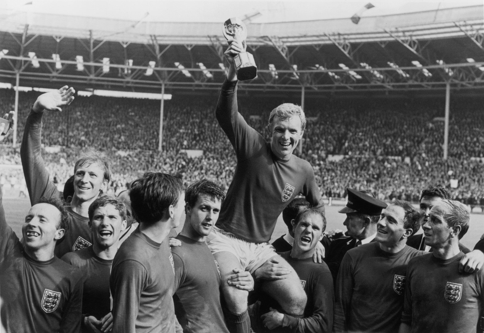 1966 г. - Боби Мур носи купата в ръце, а самият той е на раменете на съотборниците му - единствената титла на Англия идва на своя земя