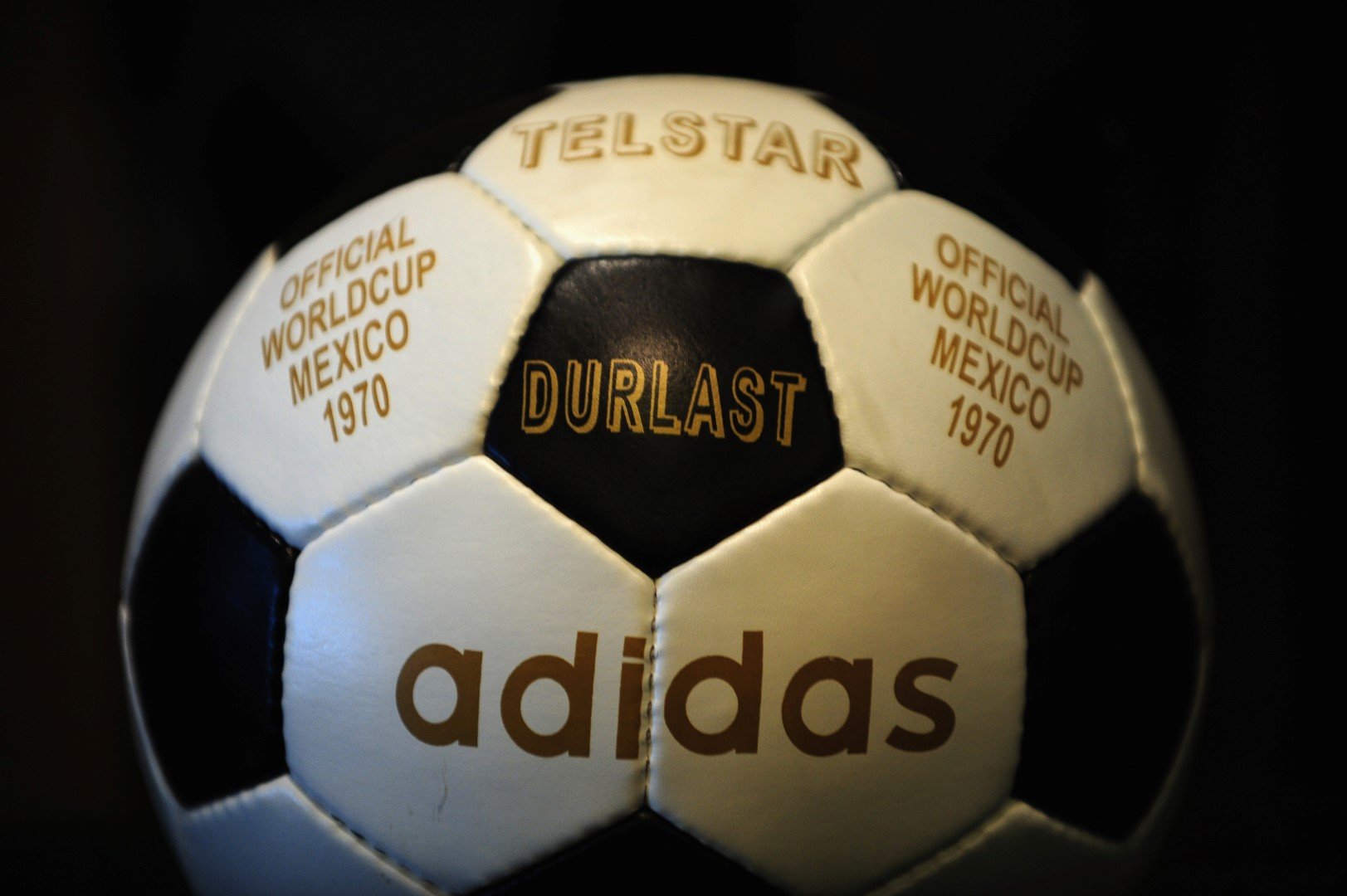 1970 г. - Мондиалите по футбол вече са глобален феномен, а топката "Telstar Durlast" на Адидас е първата, представяна пред света като "звезда" на турнира. Днес такава, с която е игран мач от турнира, струва по аукциони по няколко хиляди евро