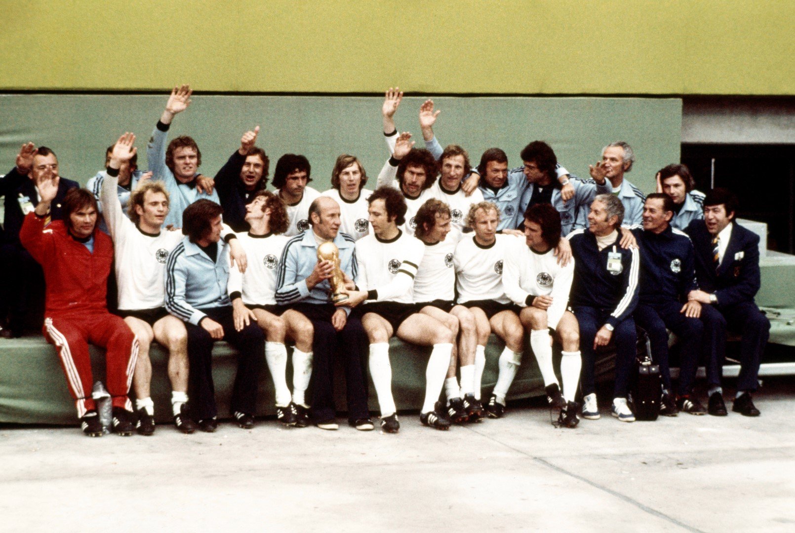 1974-а, Западна Германия с втора титла. Отборът на 70-те, несъмнено, по спечелени купи. Европейски първенец от 1972-ра и 1980-а, финалист през 1976-а, първенец на планетата у дома през 1974 г. 