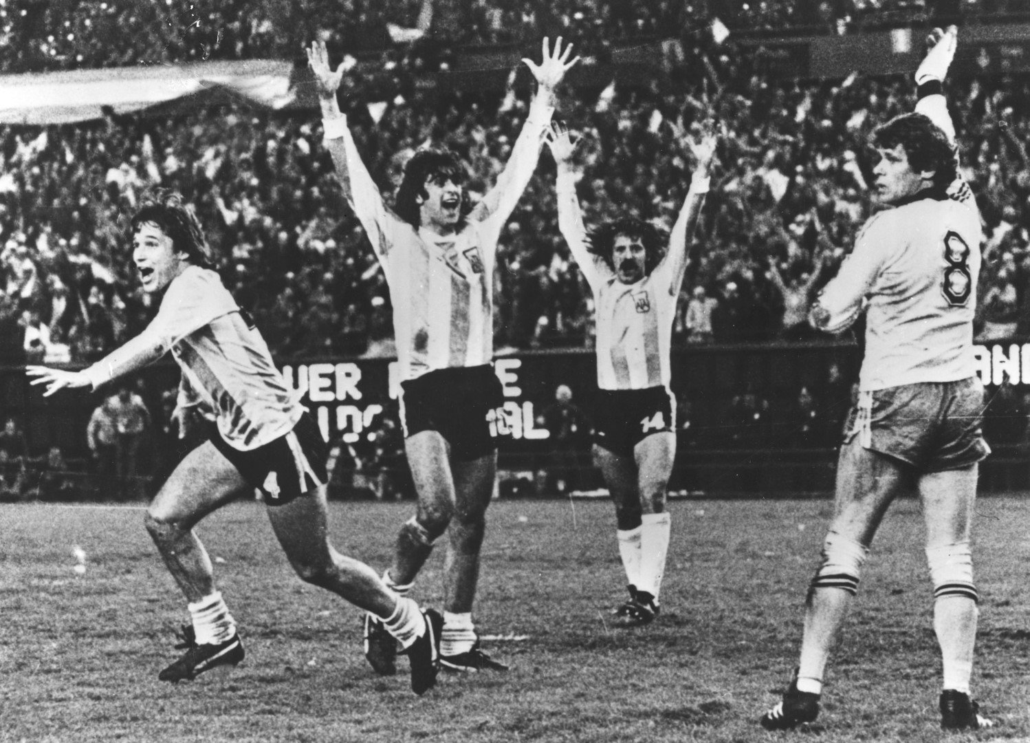 Аржентина - шампион! За първи път през 1978-ма тимът стига до трофея, въпреки че още през 1930-а е финалист и води на полувремето срещу Уругвай, за да загуби с 2:4