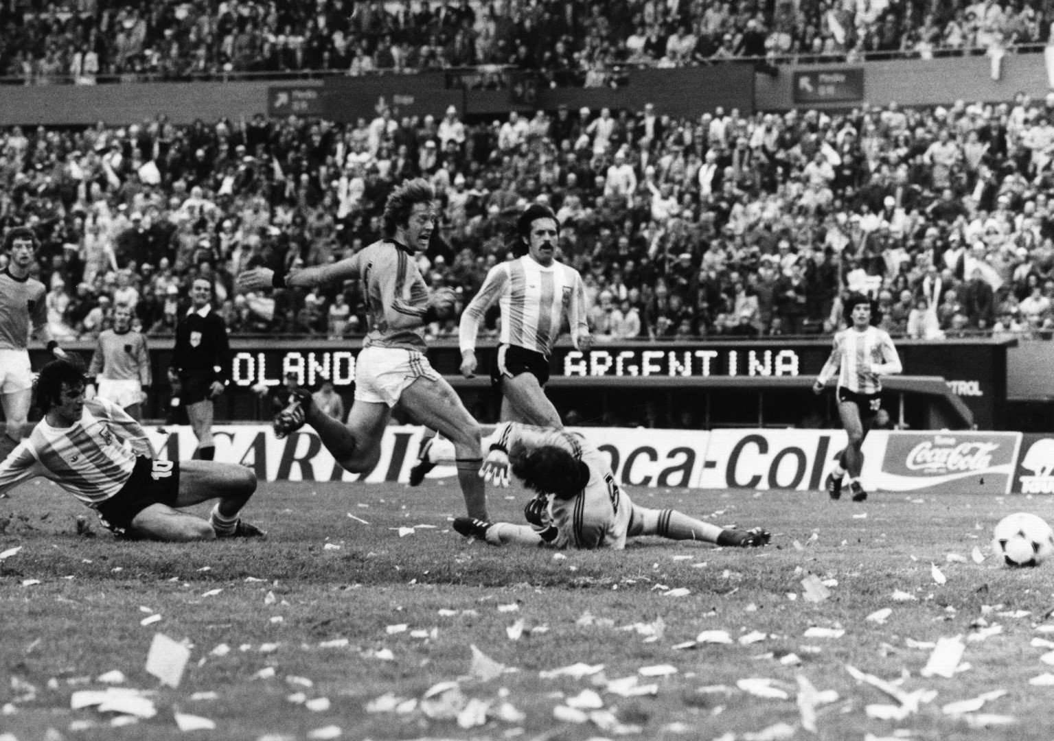 1978 г. - този Мондиал минава под знака на Марио Кемпес (паднал вляво), който бележи важните голове за шампиона, включително на финала