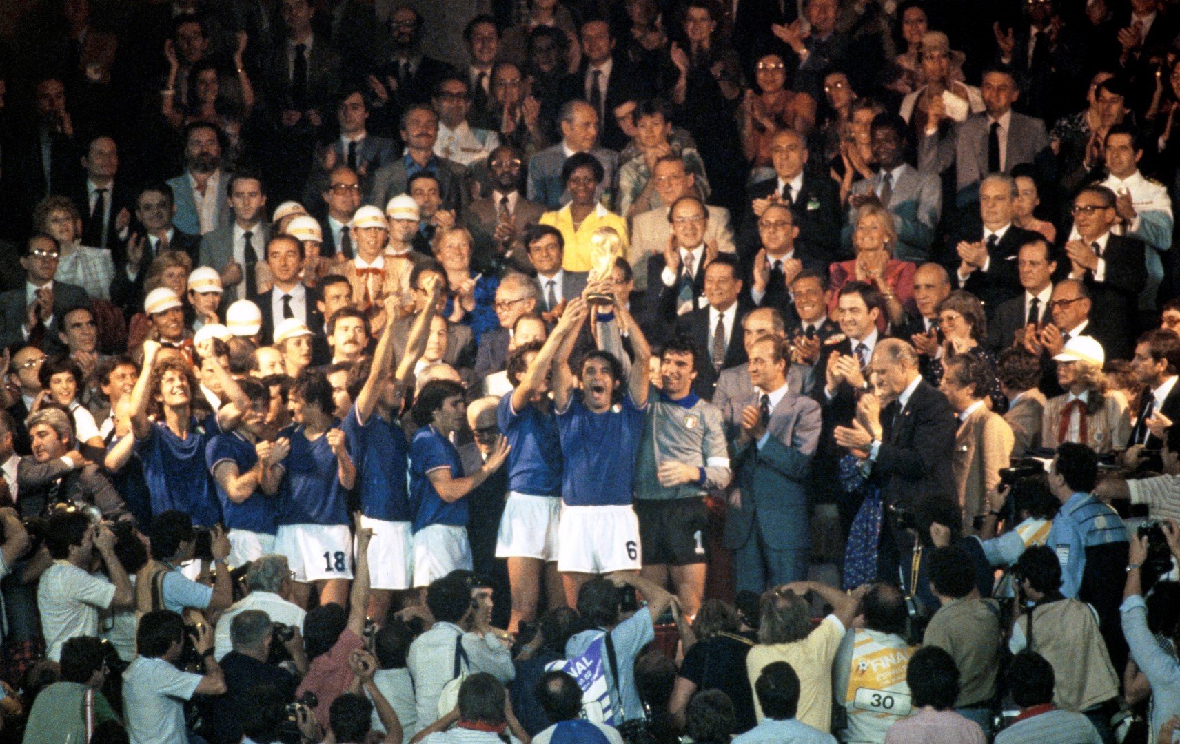 1982-ра, "Сантяго Бернабеу": Италия е световен шампион, въпреки че стартира турнира с три ремита в групата и едва се промъква напред. Спомняте ли си за това с "хитрите и издръжливи" шампиони, които се задават след 1970-а...?