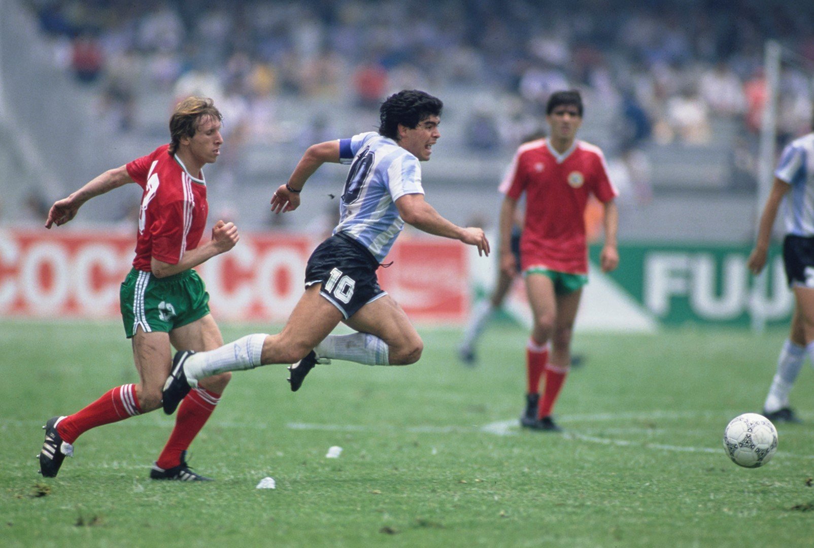 1986-а, Аржентина - България, групова фаза. Александър Марков (вляво) опитва да спре Марадона. Не успя. Никой на това световно не успя. Паднахме с 0:2