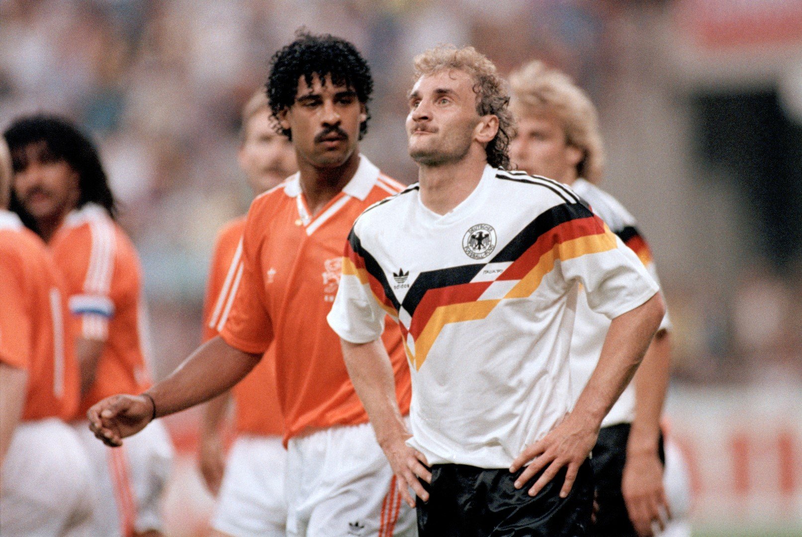 1990 г., "Сан Сиро". Руди Фьолер не подозира все още, че е наплют грозно от Франк Рийкард в един мач, който се чакаше с огромен интерес на осминафиналите на Мондиала. Европейският шампион Нидерландия бе надигран, Рийкард бе изгонен, а германците отидоха до края 