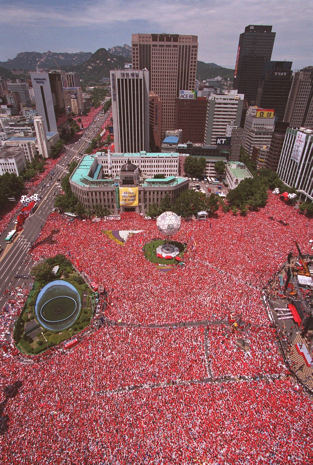 Улиците на корейската столица изглеждаха така преди и по време на мачовете. Местните медии съобщаваха за един милион фенове - приблизително, разбира се. Страната се запали от футболна треска, непозната дотогава