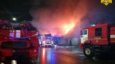 Пожар гори в автосервиз и цех за мебели в Бургас