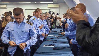 Представители на етническото сръбско малцинство в Косово напускат държавни и