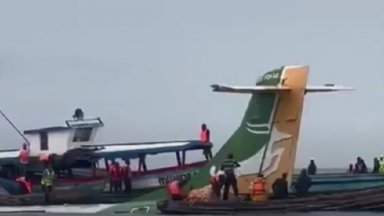 Самолет падна в езерото Виктория в Танзания, спасиха 15 пътници (видео)