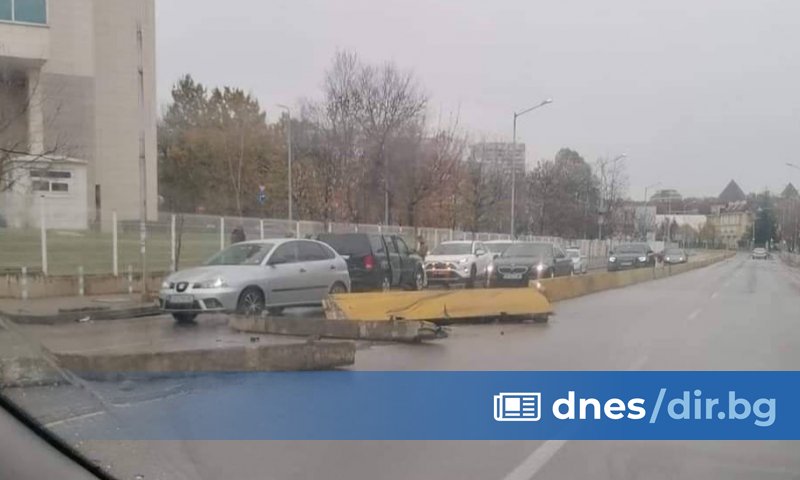 Дипломатически автомобил катастрофира на столичен булевард. Инцидентът е станал до