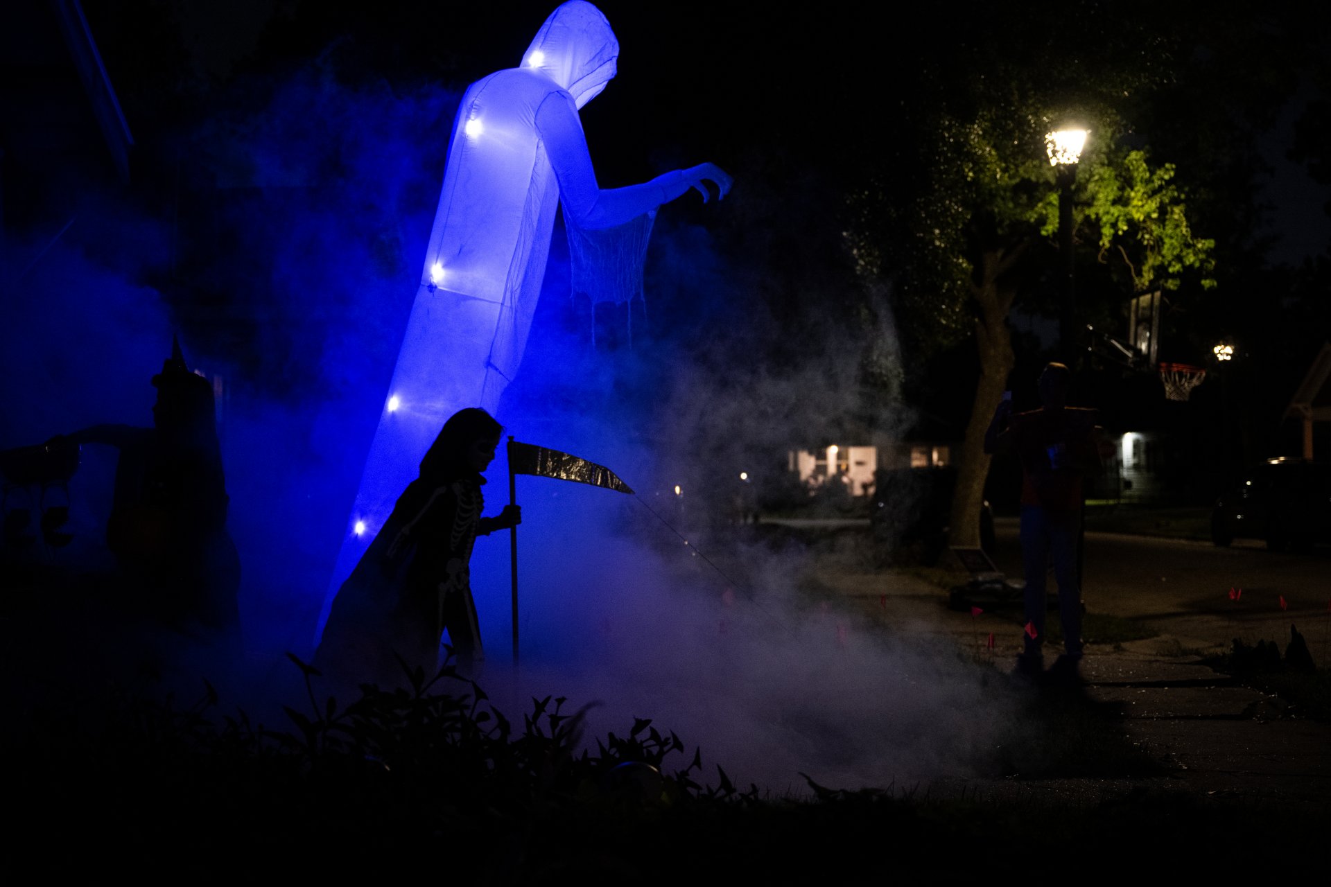 Деца минават покрай страховити статуи в Тексас навръх Хелоуин