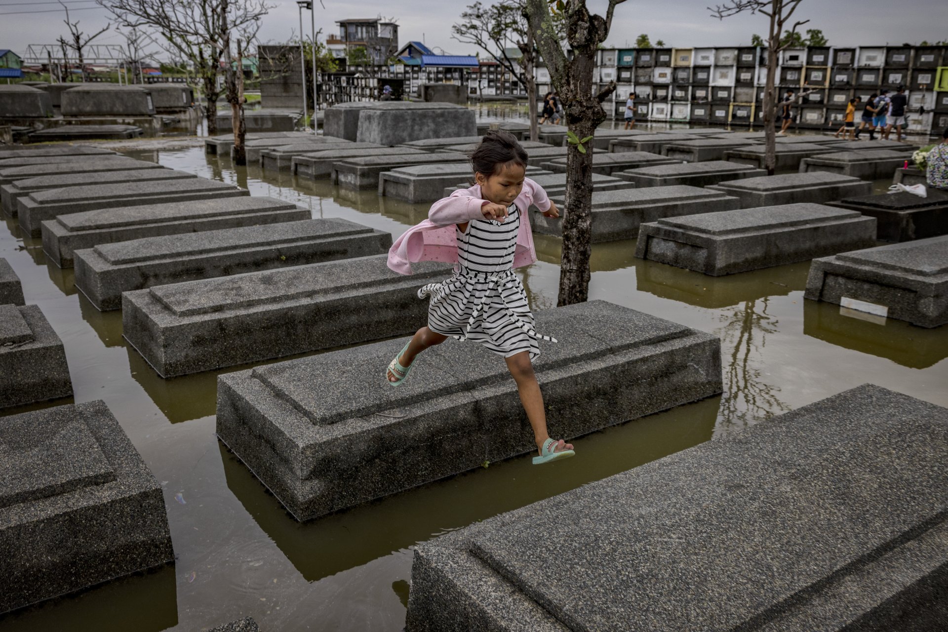 Наводнени са гробищата на Филипините