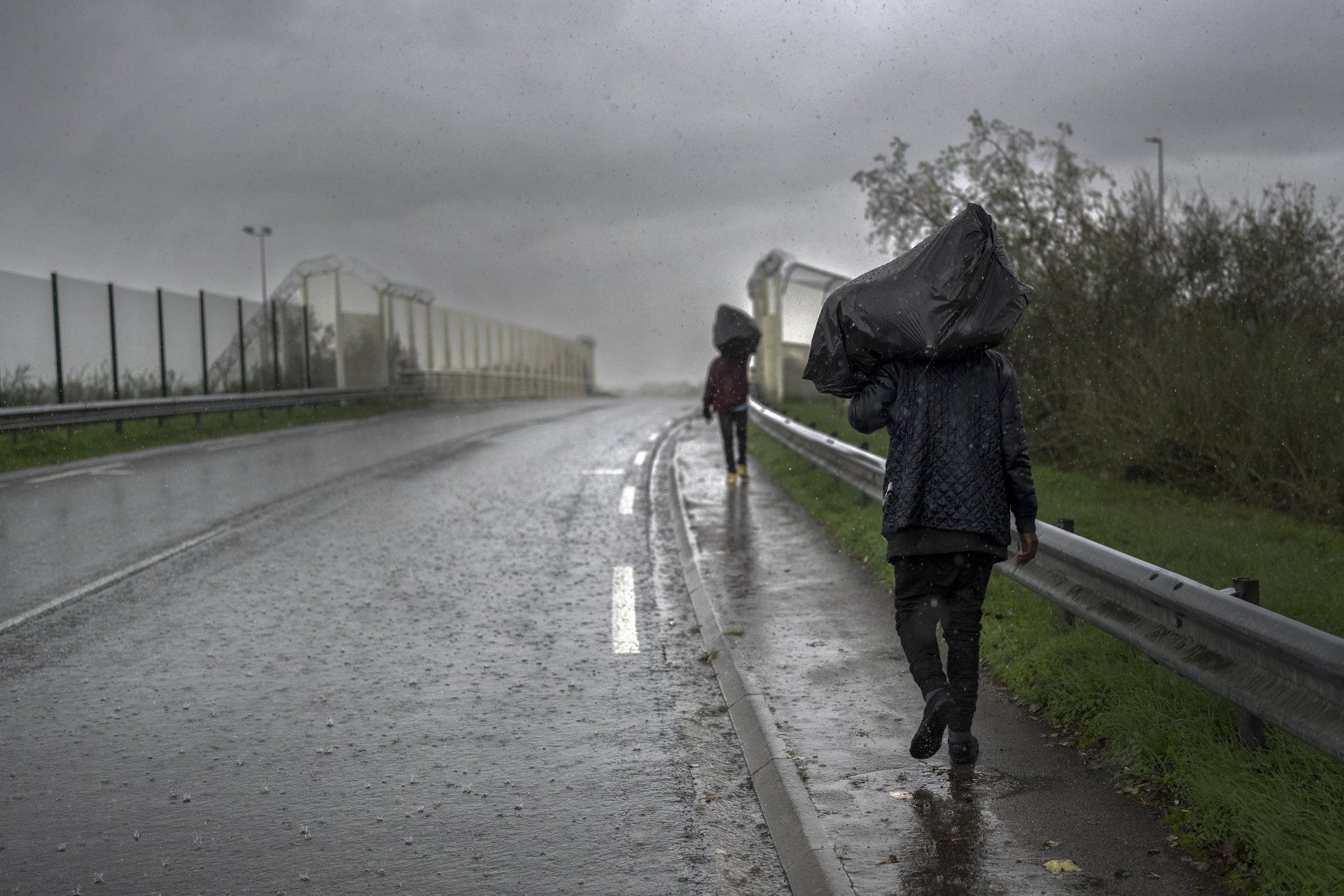Мигранти в дъжда 