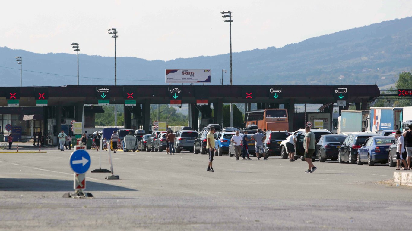 Огромни опашки на границата ни със Сърбия, колите чакат по половин час 