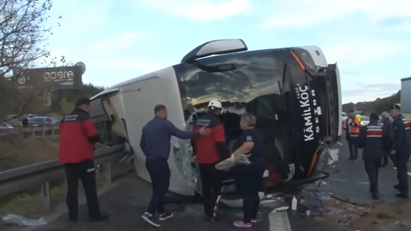 Загинали и ранени при тежка автобусна катастрофа в Турция (видео)