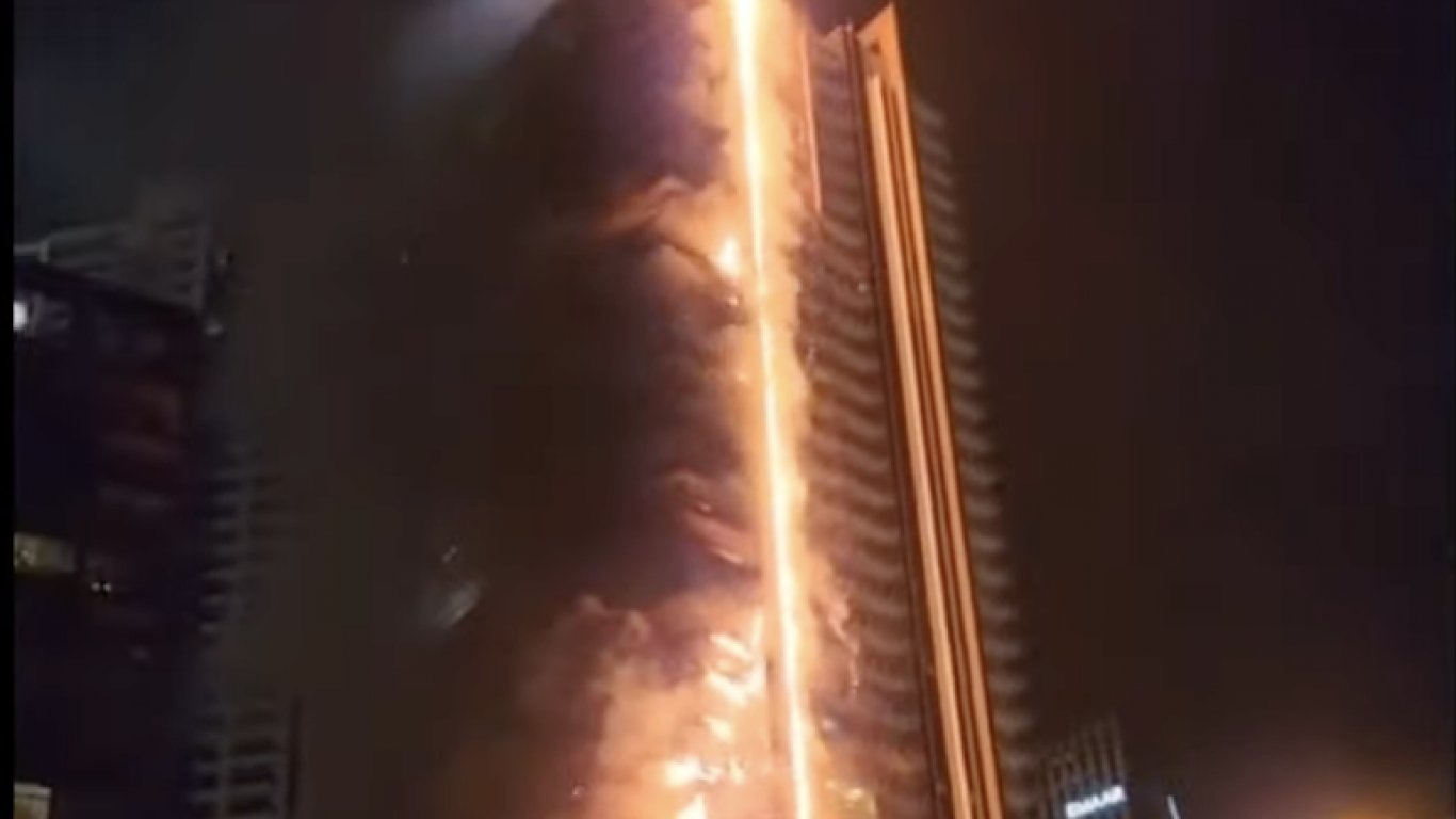 Пожар избухна в небостъргач в Дубай край Бурдж Халифа (видео)