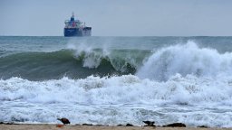 12-годишно дете и млад мъж се удавиха в бурното море във Варна през уикенда