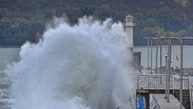 Силен североизточен вятър вдигна огромни вълни във Варненския залив предаде