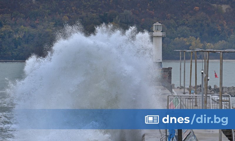 Силен североизточен вятър вдигна огромни вълни във Варненския залив, предаде