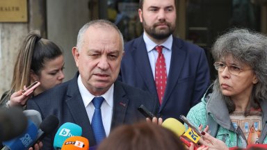 Търговци на едро задържат лекарства в складовете си което води