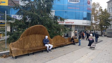 Пейка като вълна краси новото пространство за отдих в Бургас (снимки)