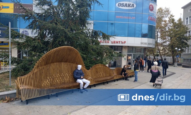 Пейка като морска вълна обогати градската среда в центъра на