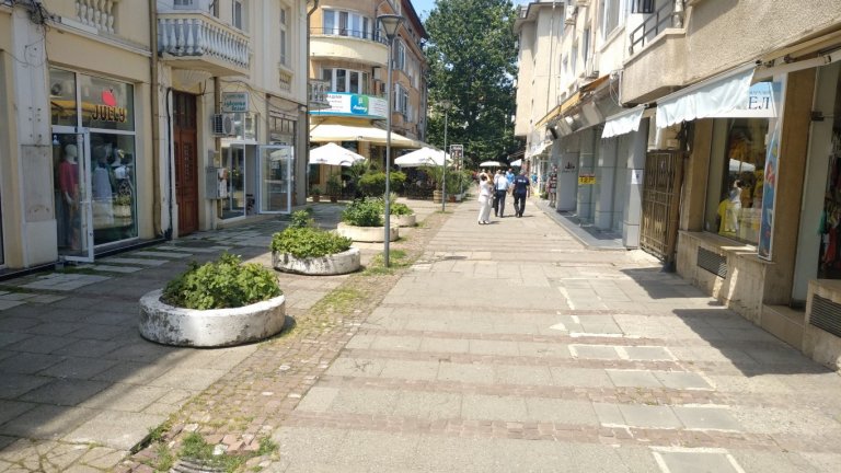 Нова наредба в Бургас налага еднакви цветове за чадърите и сенниците по улиците
