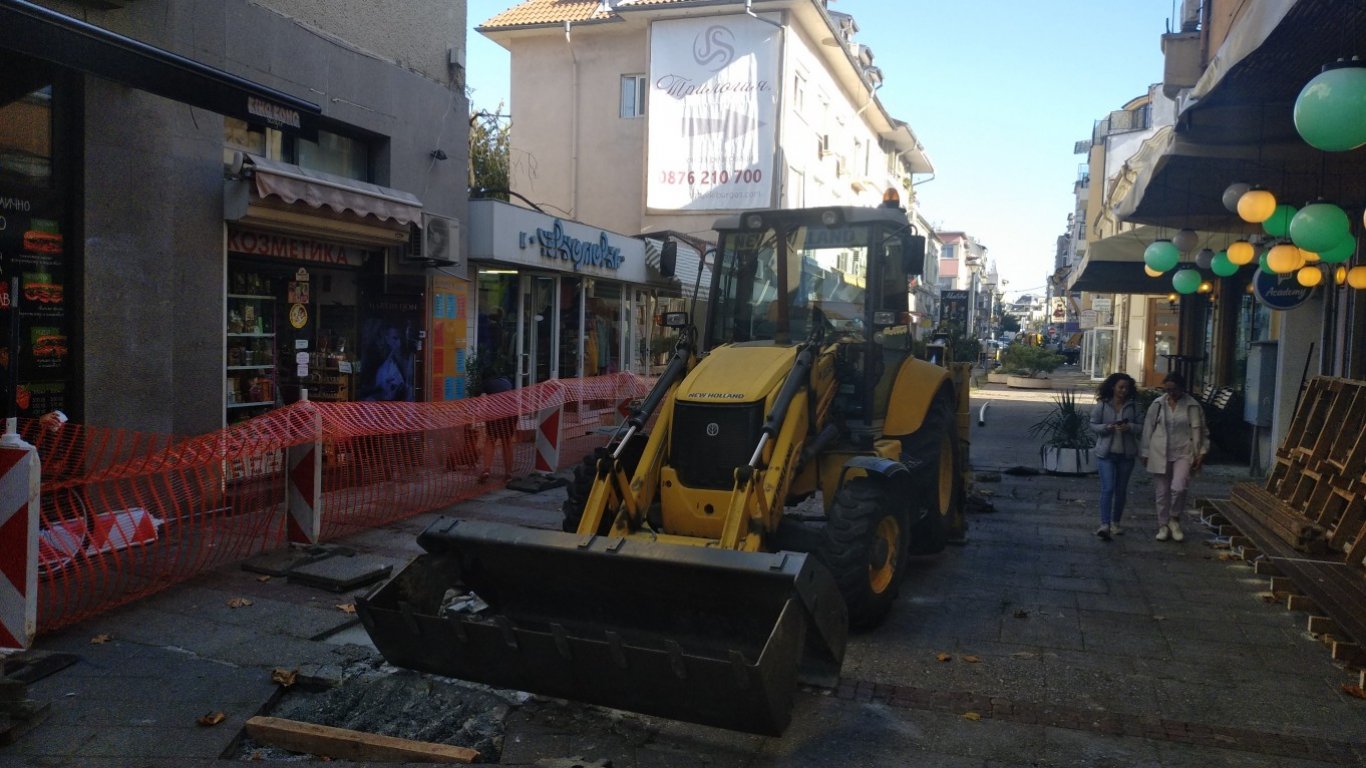 Обновяват пешеходната част на улица "Георги Кирков" в Бургас