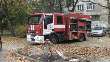 Пожар избухна в 15-етажен блок в Русе (видео)