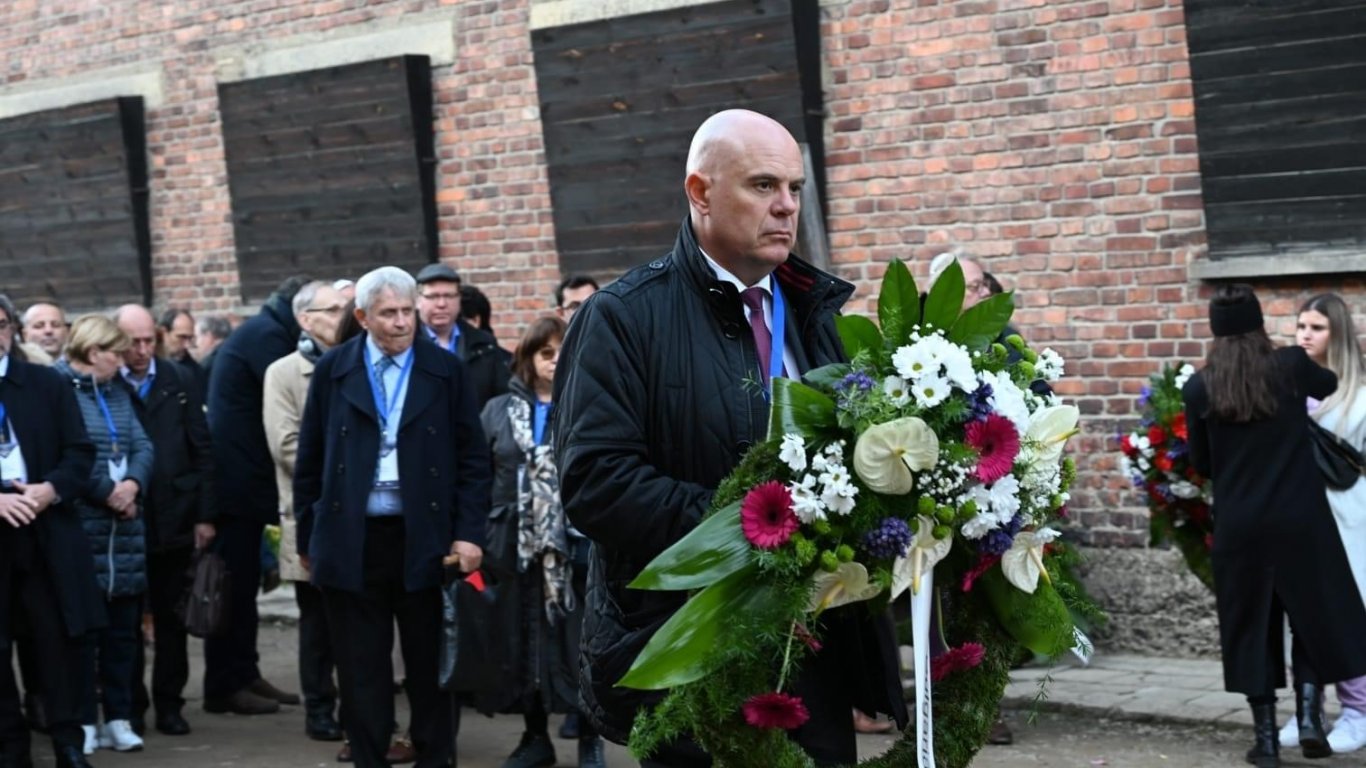 Иван Гешев се поклони пред жертвите на Холокоста в лагера Аушвиц (снимки)