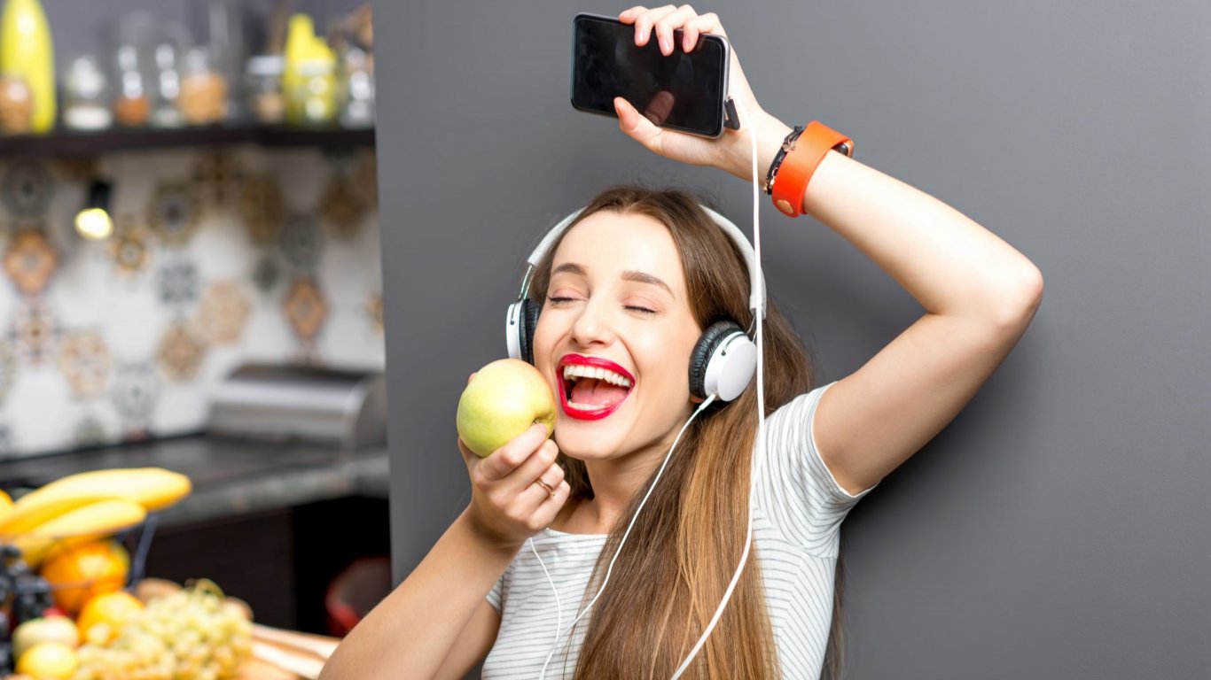 Слушането на музика по време на хранене увеличава апетита