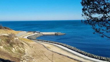 Брегоукрепителни дейности започват на централния плаж в Царево за да