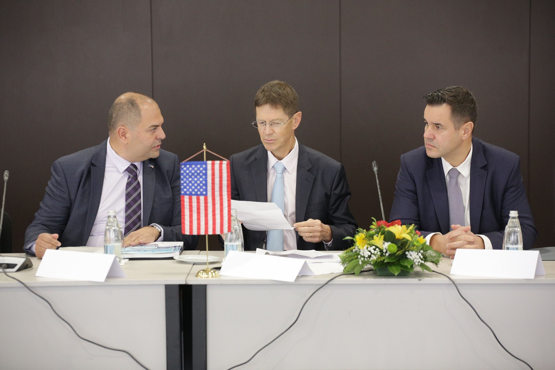 Министърът на икономиката и индустрията Никола Стоянов провежда среща във формат „закуска с инвеститори“ с представители на американския бизнес в България