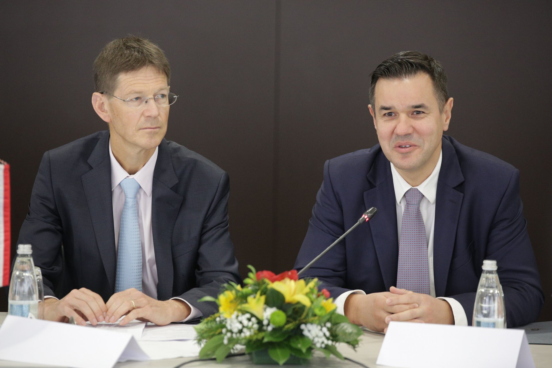 Министърът на икономиката и индустрията Никола Стоянов (дясно) провежда среща във формат „закуска с инвеститори“ с представители на американския бизнес в България