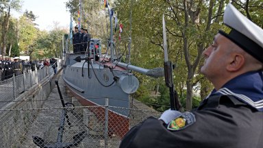 С военен ритуал пред сградата на Военноморския музей във Варна